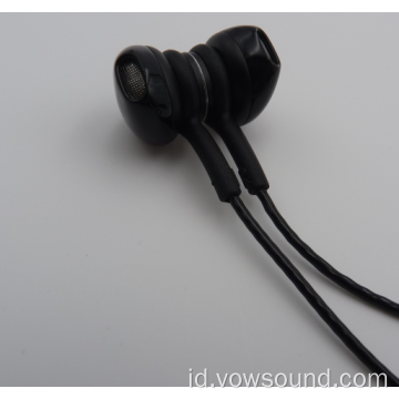 Earbud Headphone Berkabel dengan Mikrofon